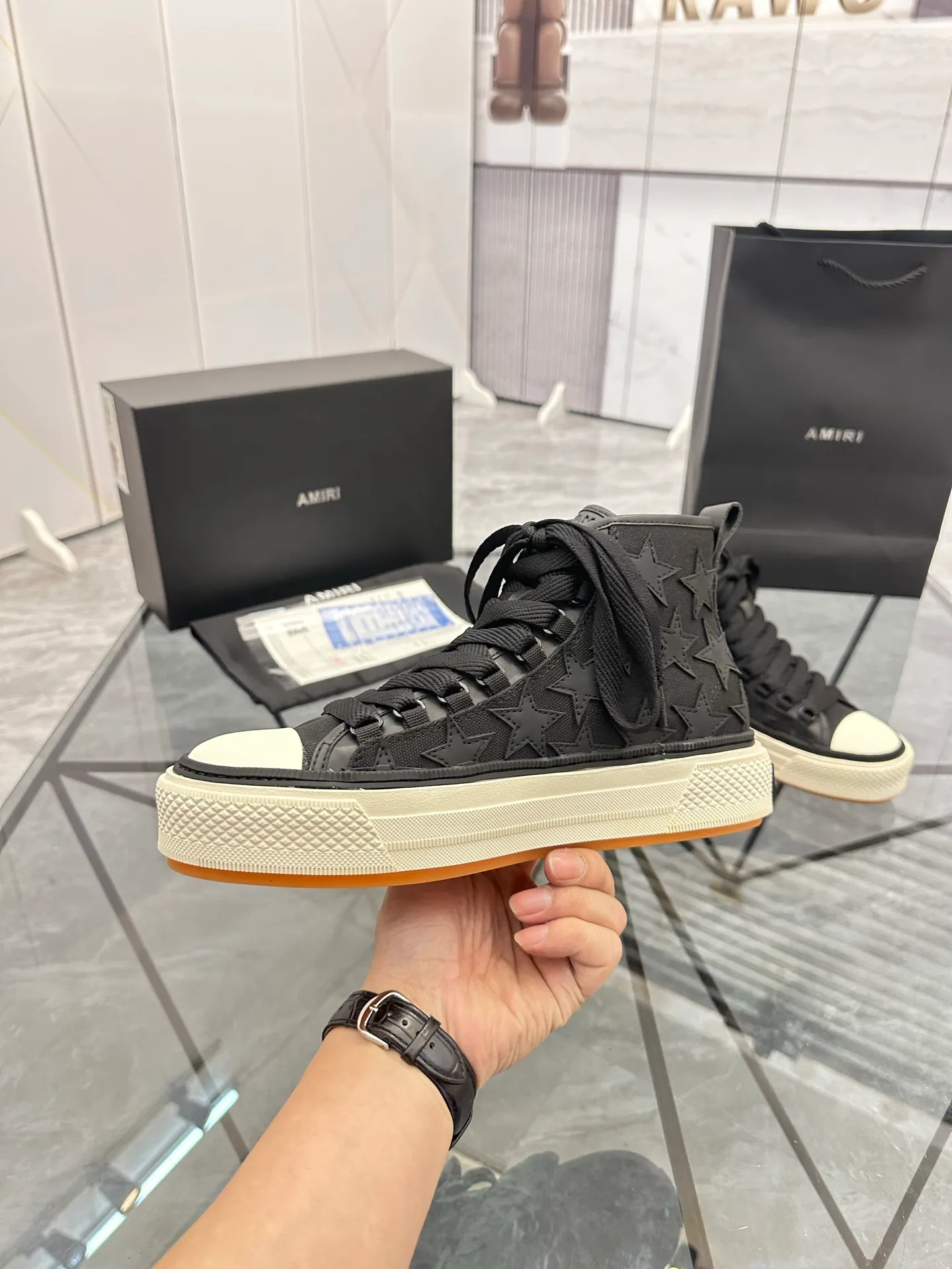 Men's shoes: 💰P640¥ Guangzhou top quality Product trademark: AMIRI* "Amir*" high-top casual shoes Regular size: 39-44 (can be customized to 45) Product materials: upper imported first-layer cowhide stitching original material, sheepskin lining, original outsole. Number: 525